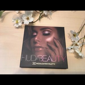 SOLD Brand new huda highlight palette
